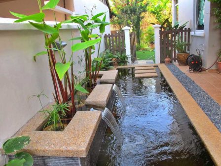 taman rumah minimalis dengan kolam ikan koi