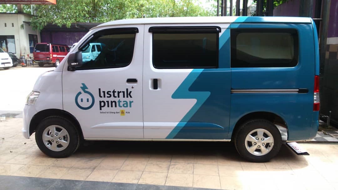 Yuk Kita Simak Proses Pembuatan Sticker Branding Mobil
